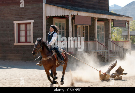 Cowboy Sheriff en faisant glisser un bandit par une corde sur l'au Mini Hollywood, la Province d'Almeria, Andalousie, Espagne Banque D'Images