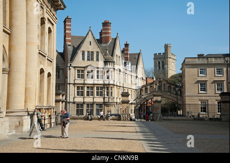 Hertford College & Pont des Soupirs l'Université d'Oxford vu de Clarendon Building Oxford England UK Banque D'Images