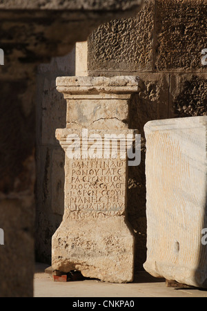 Inscriptions anciennes sur un pilastre vu au théâtre romain d'Amman, en Jordanie. Banque D'Images