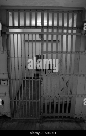 Alcatraz, San Francisco, cellule de prison, lit, chambre, lavabo toilettes, noir et blanc Banque D'Images