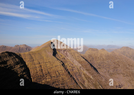 Sgurr Mhor et les cornes de Alligin sous un ciel bleu, Beinn Alligin, Torridon, Wester Ross, Highlands, Scotland Banque D'Images