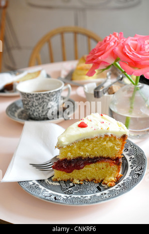 Gâteau éponge Victoria au thé de l'après-midi à haut plateau de Highgate, Londres, Angleterre, Royaume-Uni Banque D'Images