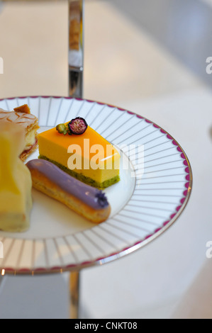 Le thé de l'après-midi gâteaux au Corinthia Hotel, Londres, Angleterre, RU Banque D'Images