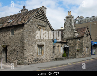 Château du 15ème siècle sur des produits laitiers Wildman Street, Kendal, Cumbria, Angleterre, Royaume-Uni Banque D'Images