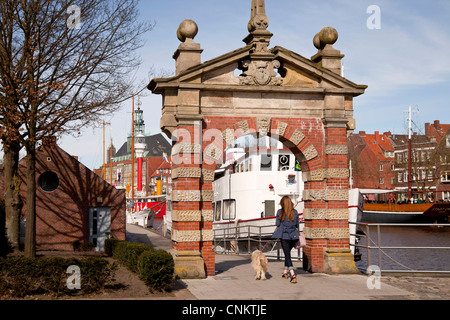 La porte du port historique '' Hafentor Emden, Frise orientale, Basse-Saxe, Allemagne Banque D'Images