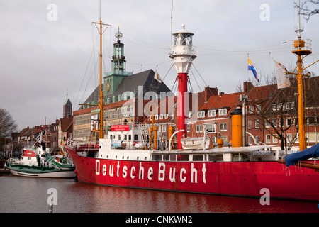 La lumière a pris sa retraite à l'avant du navire Amrumbank d'Emden mairie, Frise orientale, Basse-Saxe, Allemagne Banque D'Images