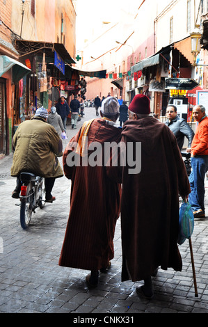 Deux hommes âgés marche main dans la main à travers la médina, Marrakech, Maroc Banque D'Images
