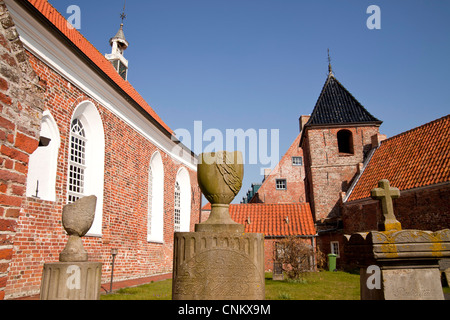 Église et cimetière de l'Est village frison Siel Greetsiel, Frise orientale, Basse-Saxe, Allemagne Banque D'Images