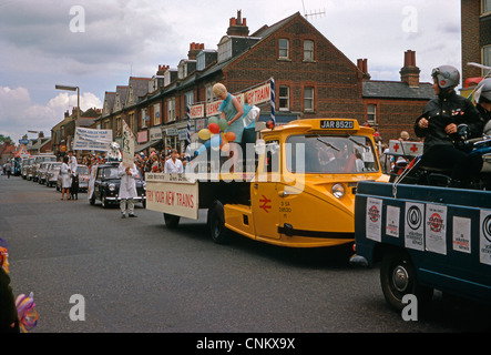 La publicité du chariot de fer britanniques Londres à Manchester en service au Watford défilé Pentecôte, St Albans Road, 1967 Banque D'Images