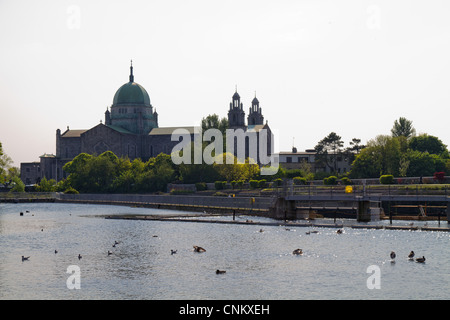 Une vue de la cathédrale de Galway de partout il rivière corrib Galway, Irlande Banque D'Images