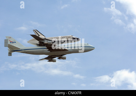 La navette spatiale Discovery vole au-dessus de Washington, D.C., sur le chemin de la Smithsonian National Air and Space Museum's Virginia Banque D'Images