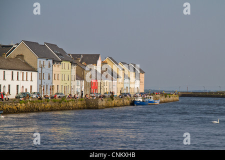 Maisons colorées le long de la longue promenade Quayside à Galway, Irlande Banque D'Images