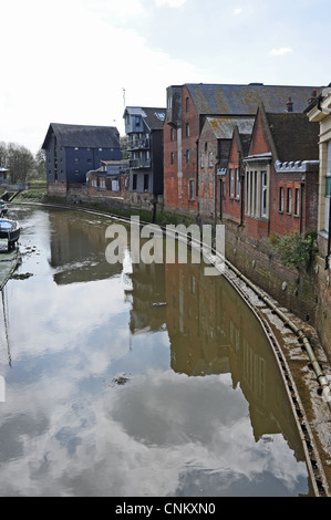 Le centre-ville de Lewes, East Sussex UK - Bâtiments reflètent dans la rivière Ouse Banque D'Images