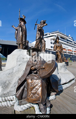 Monument aux pionniers intitulé 'La Roche' 2010 par l'artiste David Rubin. Port de Ketchikan. De l'Alaska. USA Banque D'Images