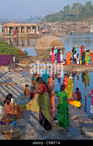 Indan woemn baignade en rivière. Hampi. L'Inde Banque D'Images