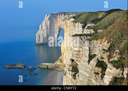 La Manneporte au coucher du soleil, une arche naturelle dans les falaises de craie d'Etretat, de la Côte d'Albâtre, Haute-Normandie, France Banque D'Images