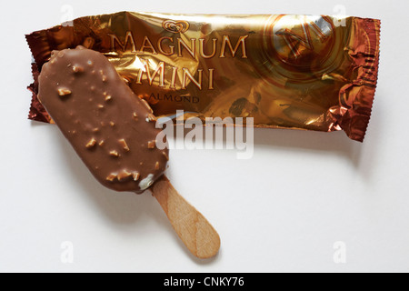 La crème glacée Magnum mini amande icaecrame hors de l'emballage isolé sur fond blanc - Royaume-Uni Banque D'Images
