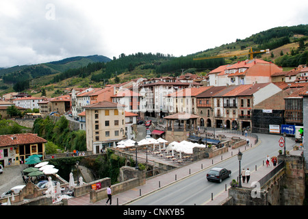 Une vue aérienne de la ville de Paris au pied de la chaîne de montagnes Picos de Europa en Cantabrie Espagne Banque D'Images