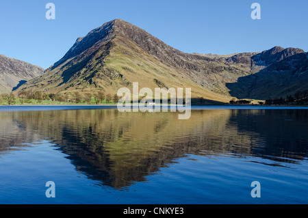 Fleetwith Pike reflète dans la lande. Banque D'Images