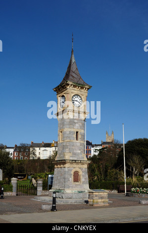 Tour de l'horloge War Memorial, l'Esplanade, Exmouth, Devon. Construit en 1897, à l'origine pour commémorer le jubilé de la reine Victoria Banque D'Images