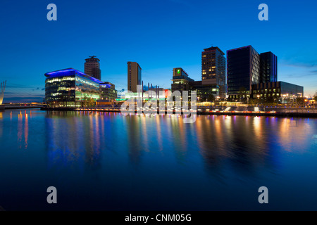 Media City UK la nuit, Salford Quays, Manchester, Angleterre Banque D'Images