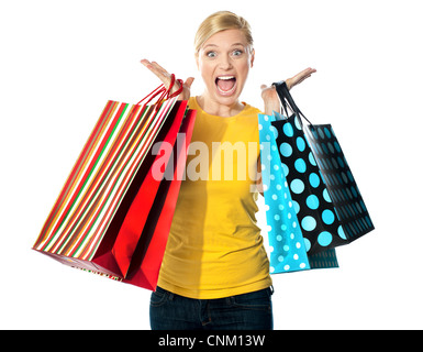 Jeune femme enthousiaste après des tonnes de shopping. S'exprimer Banque D'Images