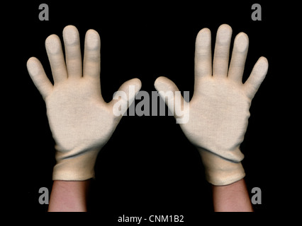 Deux mains avec des gants blancs a tenu jusqu'à la rétrocession, photo symbolique Banque D'Images
