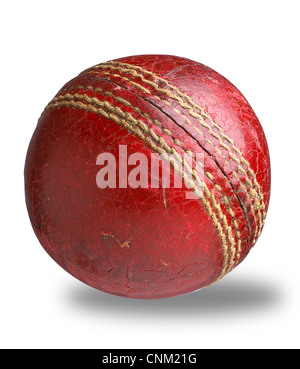 Une vieille balle de cricket usé utilisé isolated on white with clipping path Banque D'Images