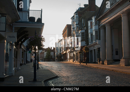 GUILDFORD, Angleterre, 27 juillet 2011 - Guildford High Street, dans le soleil matinal. Banque D'Images