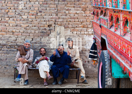 Les hommes pakistanais à côté d'un camion à franges, Islamabad, Pakistan Banque D'Images