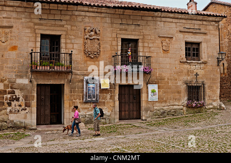 Musée du Barquillero pinocchio avec la poupée sur le balcon dans le village de Santillana del Mar, Cantabria, Spain, Europe Banque D'Images