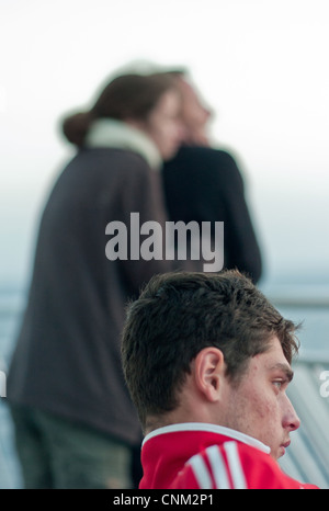 Un jeune homme grec à bord d'un Blue Star Ferry sur la façon de les îles grecques du continent s'ouvre par l'arrière. Banque D'Images