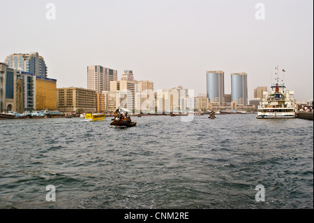Abras, taxis, traditionnelle de l'eau et les dhows, la Crique de Dubaï, Émirats Arabes Unis Banque D'Images