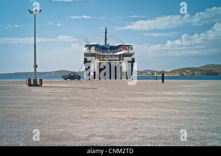 Un blue star ferry à un vide jetée sur l'île de Paros Banque D'Images