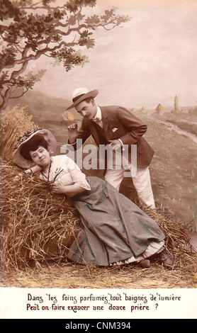 Dans le foin parfumé tous baigné de lumière - comment pouvons-nous réaliser une douce prière - vintage postcard Français Banque D'Images