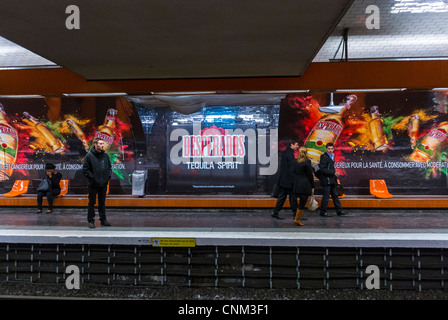 Paris, France, à l'intérieur de la station de métro RATP Paris, les gens attendent sur le quai, avec publicité française, panneaux d'affichage pour la bière locale, alcool 'Despêrados', intérieur de la station de métro, métro bastille paris été Banque D'Images