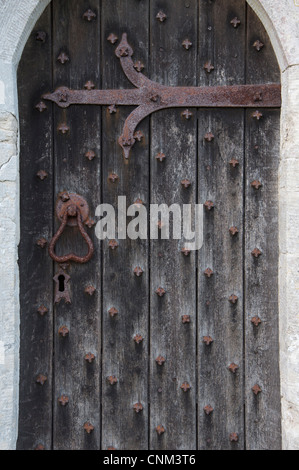 L'ancien-météorologiques battus porte latérale de l'église de St Michel et tous les Anges, dans le village d'Littlebredy, dans le Dorset, Angleterre, Royaume-Uni. Banque D'Images