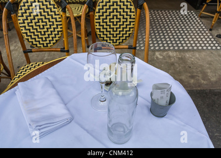 Paris, France, Table de café parisienne vide dans le quartier de Saint Germain des Prés, 'café Louise' Banque D'Images