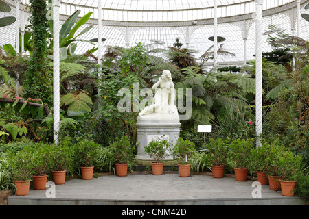 Sculpture en marbre d'Eve par le sculpteur italien Scipione Tadolini, serre victorienne du Palais Kibble, jardins botaniques de Glasgow, Écosse, Royaume-Uni Banque D'Images