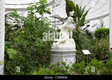 Sculpture en marbre d'Eve par le sculpteur italien Scipione Tadolini, serre victorienne du Palais Kibble, jardins botaniques de Glasgow, Écosse, Royaume-Uni Banque D'Images