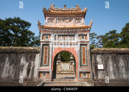 Cong Gate sur la tombe de l'Empereur Tu Duc, près de Hue, Vietnam Banque D'Images