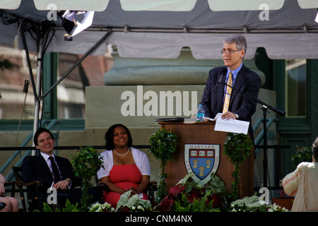 Le professeur John Hanson parle aux diplômés et leur famille à la Harvard Law School, Cambridge, MA, le 26 mai 2011. Banque D'Images