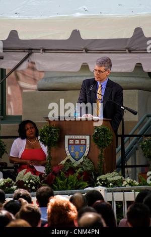 Le professeur John Hanson parle aux diplômés et leur famille à la Harvard Law School, Cambridge, MA, le 26 mai 2011. Banque D'Images