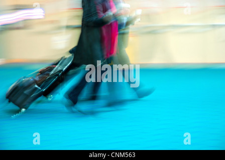 Les voyageurs à la hâte un terminal de l'aéroport Banque D'Images