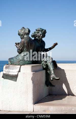 Des statues en bronze sur le front de la femme couture, la Piazza dell'Unita Trieste Italie Banque D'Images