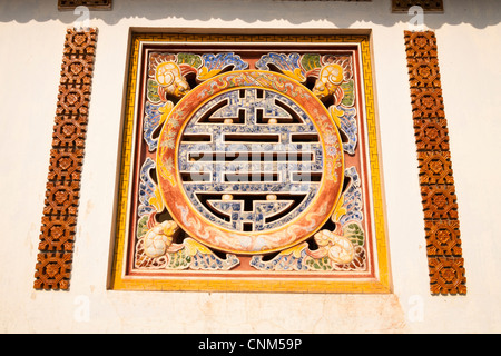 Symbole de longévité sur un mur de la Salle des Mandarins dans la ville impériale, Hue, Vietnam Banque D'Images