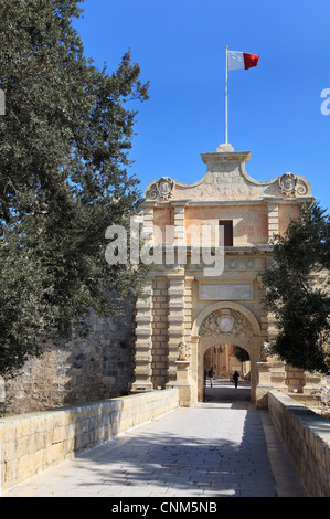 Entrée principale de style Baroque ou l'entrée de la vieille ville fortifiée de Mdina de sa banlieue plus récents Rabat. L'Europe, Malte Banque D'Images