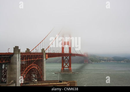 Golden Gate Bridge partie supérieure dans le brouillard Banque D'Images