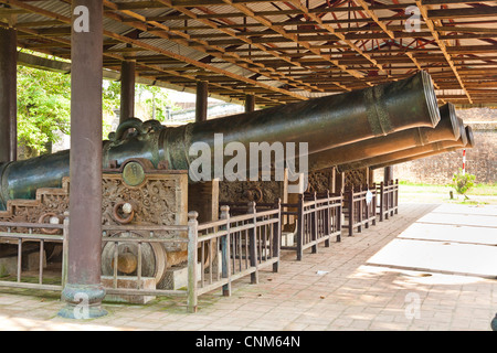 Quatre des neuf divinités canons, à côté de Ngan Gate à l'entrée de la Citadelle, Hue, Vietnam Banque D'Images