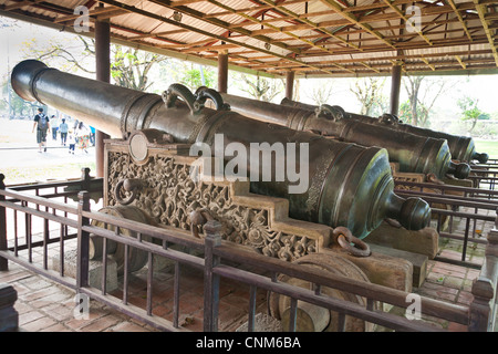 Trois des neuf divinités canons, à côté de Ngan Gate à l'entrée de la Citadelle, Hue, Vietnam Banque D'Images